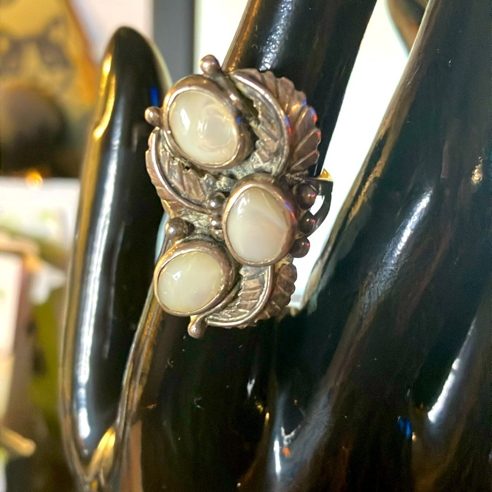Vintage Navajo Sterling Silver .925 Mother of Pearl Feather Ring Size 8.5